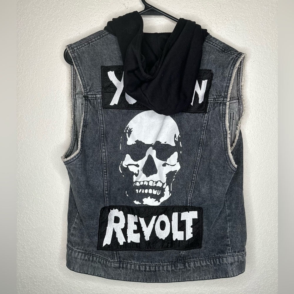 Small H&M Youth in revolt vest with hood